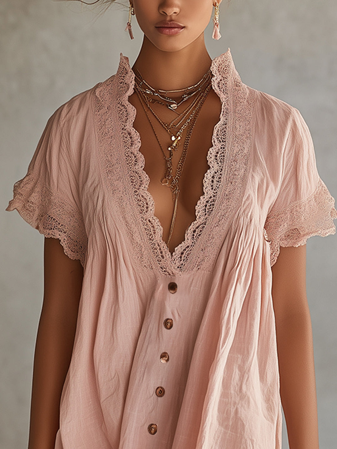 Vestido Mini Rosa de Encaje con Botones y Escote en V