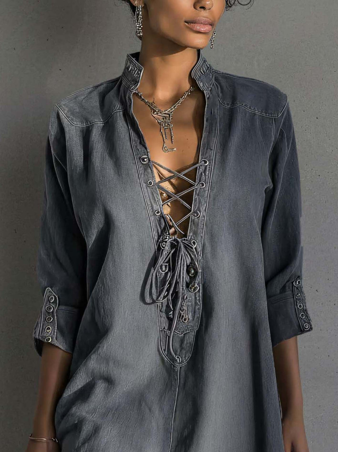 Vestido Mini de Denim con Cordones y Ojales Metálicos