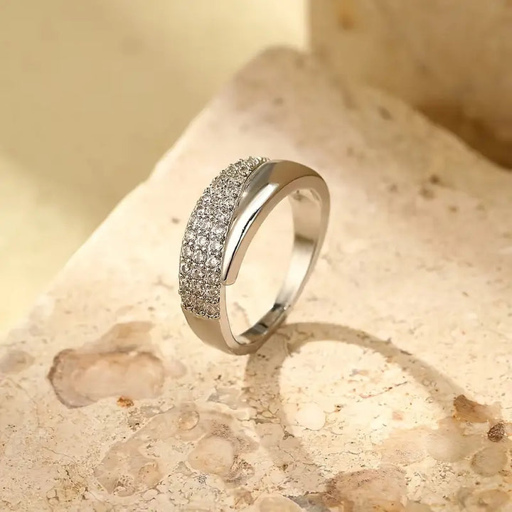 Elegante anillo de oro con piedras brillantes