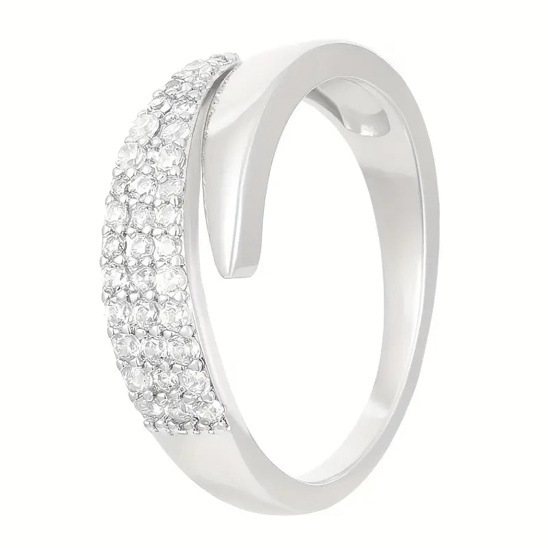 Elegante anillo de oro con piedras brillantes
