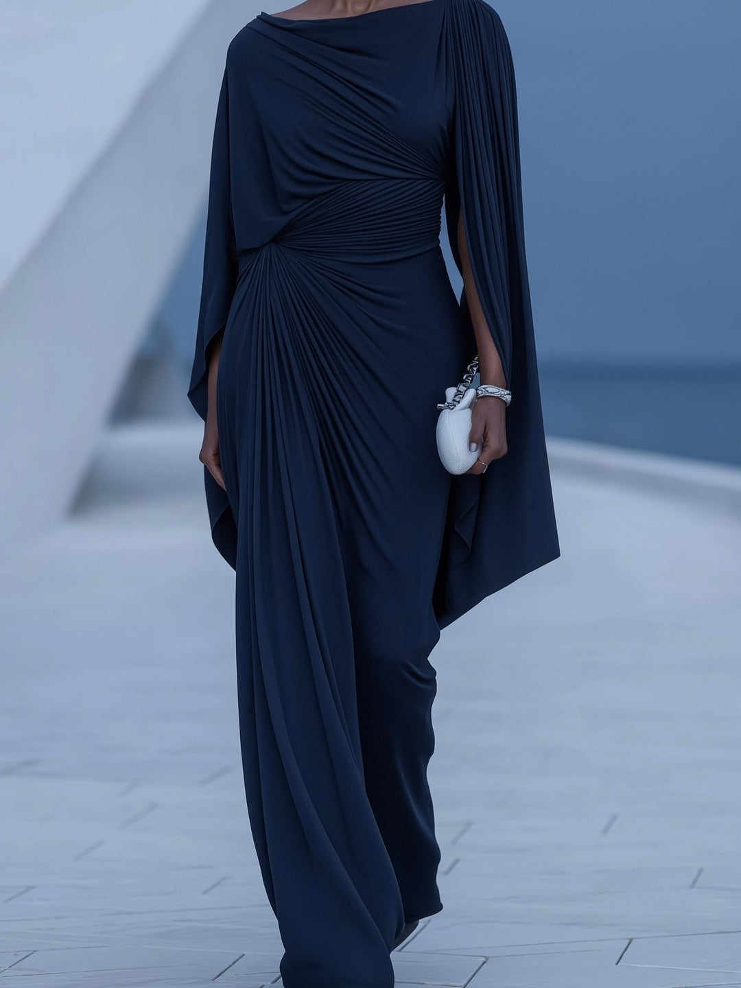 Vestido Maxi Azul Oscuro con Capa y Drapeado