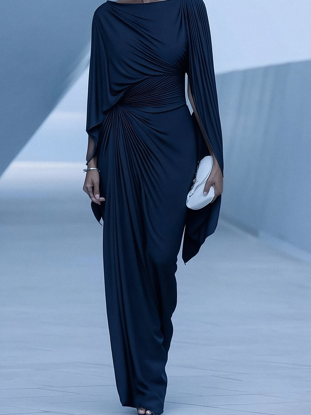 Vestido Maxi Azul Oscuro con Capa y Drapeado