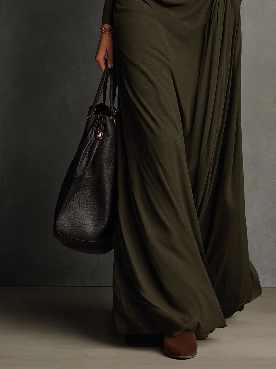 Vestido Maxi Verde Oliva con Cuello Alto y Pliegues