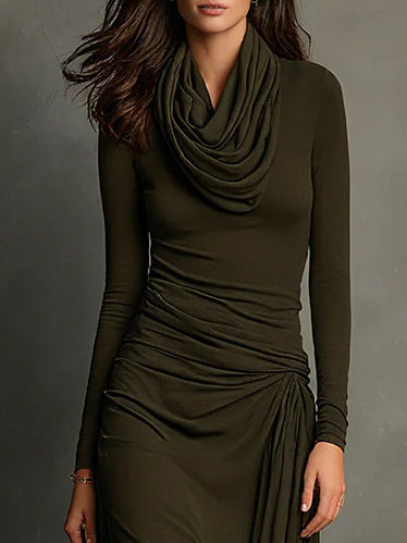 Vestido Maxi Verde Oliva con Cuello Alto y Pliegues