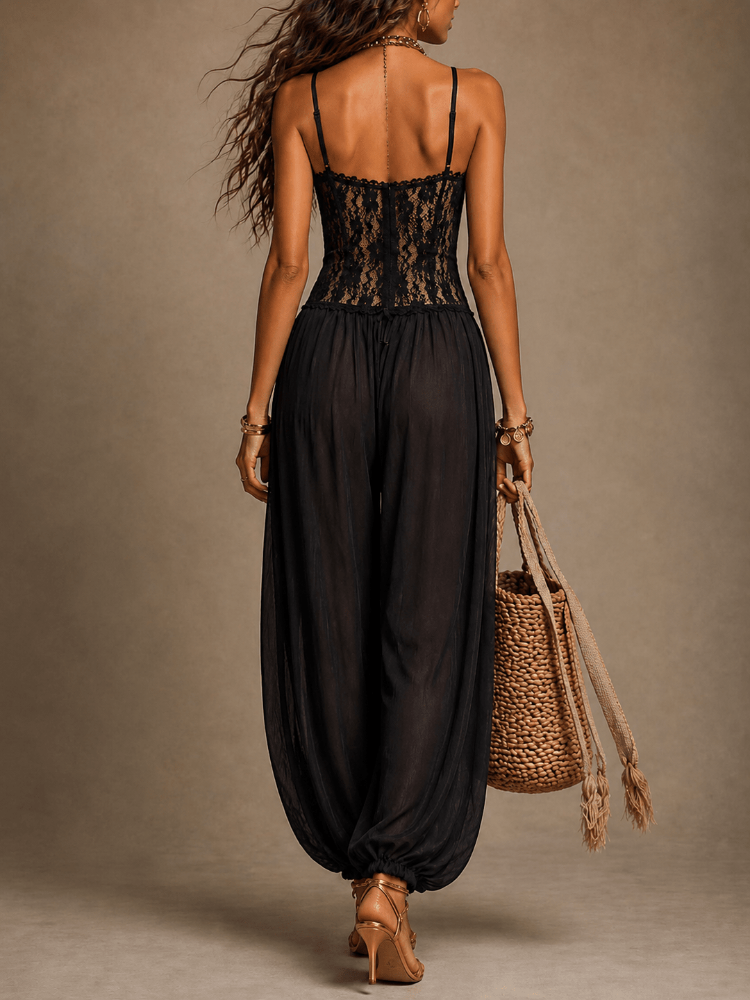 Laia | Mono halter con encaje fluido y elegante caída